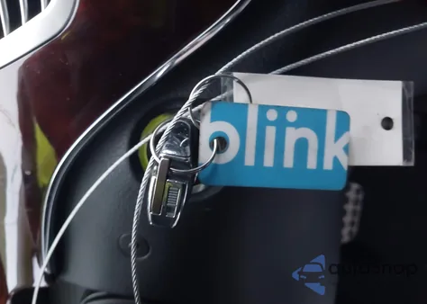 2011 Mercedes-Benz S 550 z USA, uszkodzony, nr VIN WDDNG7BB1BA390246